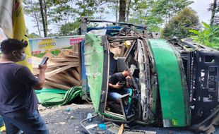 Truk Vs Truk, Oleng lalu Tabrak 3 Rumah Warga di Jalan Kenteng Tlatar Boyolali