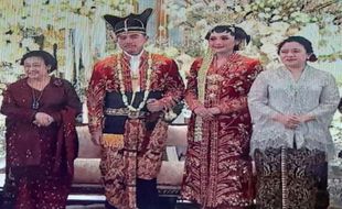 Kenakan Kebaya Maroon, Megawati Ditemani Puan di Resepsi Malam Kaesang-Erina