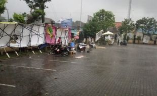 33 Tenda Pasar Rakyat Porak-Poranda Akibat Diterjang Angin di Kerjo Karanganyar