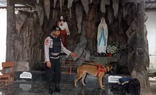 Antisipasi Bom, Anjing Pelacak Dikerahkan Polres Karanganyar Sisir Gereja