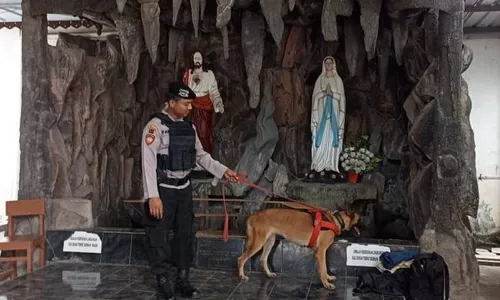 Antisipasi Bom, Anjing Pelacak Dikerahkan Polres Karanganyar Sisir Gereja