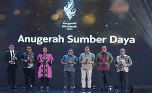 Guru Besar FEB UNS Raih Anugerah Sumber Daya Academic Leaders