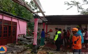 Hujan dan Angin Terjang Sragen, 6 Pohon Tumbang, 1 Rumah Tertimpa Pohon