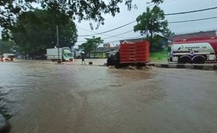 Kota Semarang Tergenang Banjir, Jalur Pantura Semarang-Kendal Sempat Lumpuh