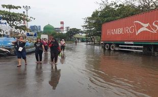 Banjir Genangi Tanjung Emas, Karyawan Pabrik Pulang Lebih Cepat