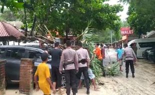 Angin Kencang Terjang Pesisir Gunungkidul, Dua Mobil Milik Wisatawan Rusak