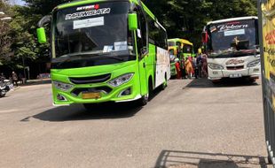 Total 17 Shuttle Bus Angkut Tamu Nikahan Kaesang-Erina dari Stadion Manahan