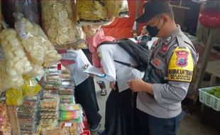 Ayo Cek Dulu, Makanan Kedaluarsa Beredar di Pasar Gemolong Sragen