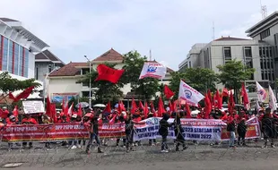 Tuntut UMK 10%, Buruh dari 35 Kabupaten/Kota Serbu Kantor Gubernur Jateng