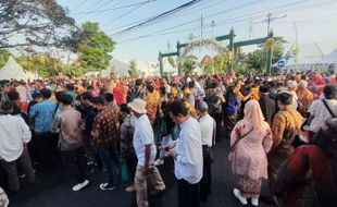 Ribuan Sukarelawan Jokowi Menyemut di Depan Pura Mangkunegaran Solo