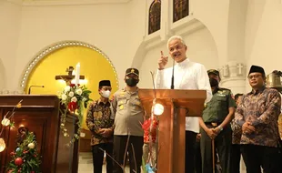 Malam Natal, Ganjar Kunjungi Sejumlah Gereja di Semarang