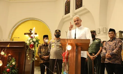 Malam Natal, Ganjar Kunjungi Sejumlah Gereja di Semarang