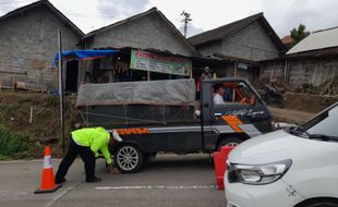 Polisi Siapkan Kayu di Jalur Cepogo, Beraksi saat Ada Kendaraan Tak Kuat Nanjak