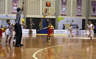 Pertandingan Bola Basket: Sempat Tertinggal, Jan Ethes Dkk. Balikkan Keadaan