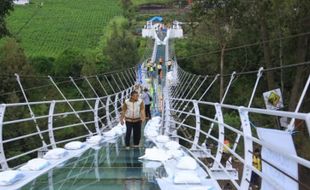 Jembatan Kaca Gunung Bromo Jalani Uji Beban, Gunakan Pasir Seberat 7 Ton