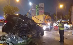 Truk Vs Kijang Innova di Pintu Tol Krapyak Semarang, Traffick Light Roboh