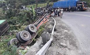 Kecelakaan Tunggal, Truk Muat Tripleks Terguling di Jalan Raya Jambu Semarang