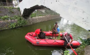 Gandeng Tim Tagana, Disbudpar Solo Bersihkan Kolam Segaran di Taman Sriwedari