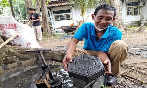 Berhasil Bikin Paving Blok Plastik, Pegawai DLH Dapat Pesanan 5.000 Unit