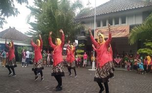 Puluhan Ibu-Ibu di Colomadu Lomba Dansa, Gawanan Tampil sebagai Juara