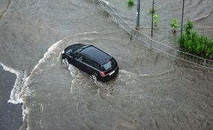 Waspadai Bahaya Mobil Kena Banjir