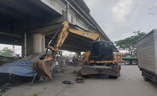 Bandel, Lapak Liar di Bawah Fly Over Tanjung Emas Semarang Dibongkar Satpol PP