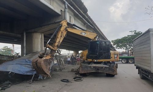 Bandel, Lapak Liar di Bawah Fly Over Tanjung Emas Semarang Dibongkar Satpol PP