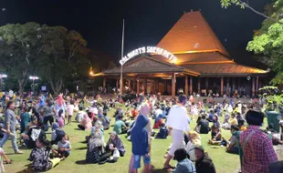 Warga Lintas Agama Ramai-Ramai Nikmati Suasana Semarak Natal di Balai Kota Solo