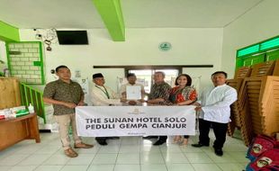 Peduli Sesama, The Sunan Hotel Solo Serahkan Donasi untuk Korban Gempa Cianjur