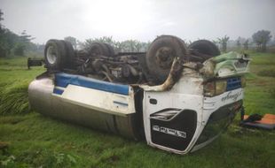 Sopir Ngantuk, Truk Tangki Terguling Masuk Sawah di Tasikmadu Karanganyar