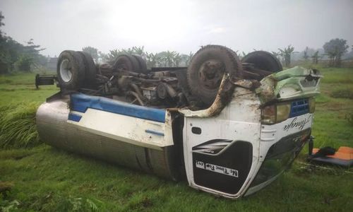 Sopir Ngantuk, Truk Tangki Terguling Masuk Sawah di Tasikmadu Karanganyar