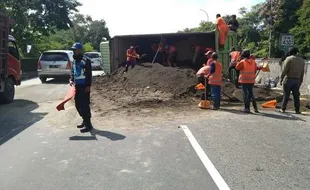 Tak Kuat Nanjak, Truk Pasir Terguling di Tol Semarang hingga Sebabkan Macet