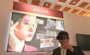 Begini Penampakan Prototipe VR Buatan Sharp yang Nyambung ke Smartphone