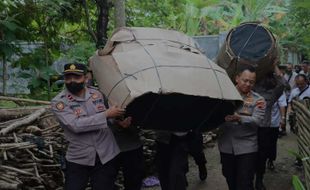 Gelar Baksos, Polres Sukoharjo Serahkan Meja-Kursi dan Sembako untuk Warga