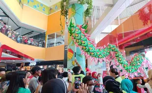 Ribuan Orang Saksikan Barongsai di Solo Grand Mall, Seru tapi Bikin Deg-degan