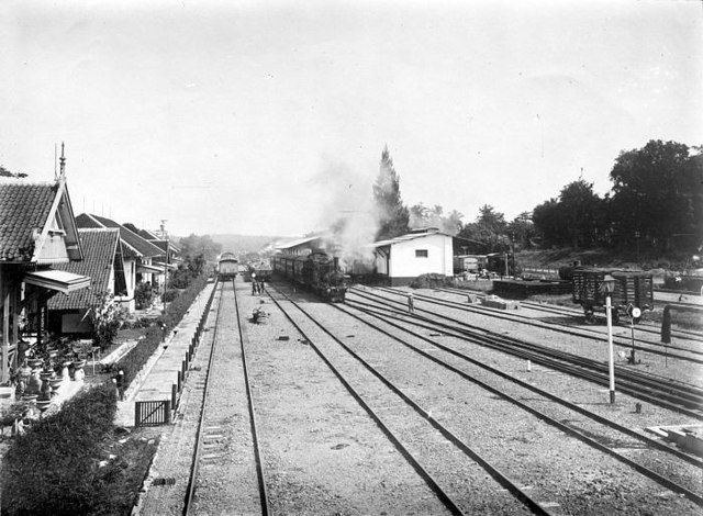 Jam Ratusan Tahun yang Berfungsi Normal di Stasiun Gundih Grobogan