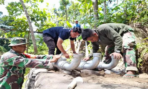 Dukung Panen Padi 3 Kali, TNI AD dan Pemdes Kadipiro Sragen Bangun Jaringan Air