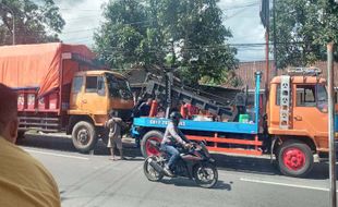 Rem Blong, Truk Tronton Tabrak Mobil Avanza di Bangjo Surowedanan Boyolali