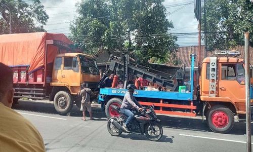 Rem Blong, Truk Tronton Tabrak Mobil Avanza di Bangjo Surowedanan Boyolali