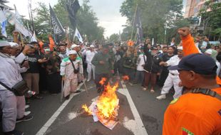 Peserta Aksi Bela Islam di Gladak Solo Bakar Foto Pelaku Pembakar Al-Qur'an