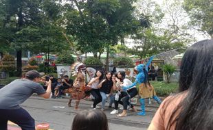 Menarik! Karakter Avatar Jadi Trending Cosplay di Car Free Day Solo