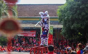 Seru! Atraksi Barongsai Hibur Ratusan Siswa SD Warga Solo Rayakan Imlek