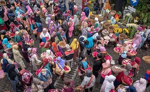 Permintaan Naik, Harga Bunga Tabur di Pasar Bandungan Semarang Melonjak