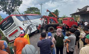 Evakuasi Bus Pengangkut Rombongan Peziarah Terperosok ke Parit di Wedi Klaten