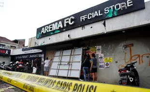 Demo Arek Malang Berakhir Ricuh, Kantor dan Store Arema FC Rusak Dilempari Batu