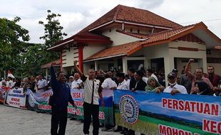 Tuntut Revisi Perbup, Seribuan Perangkat Desa Sragen Demo di DPRD