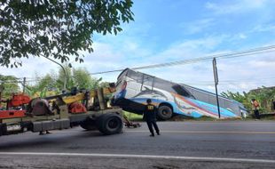 Butuh 1 Jam, Evakuasi Bus Sugeng Rahayu yang Nyemplung Sawah di Gumulan Klaten