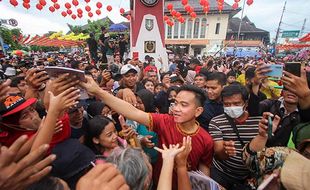 Hadiri Kirab Grebeg Sudiro Solo, Gibran Bagi-Bagi Buku dan Angpao