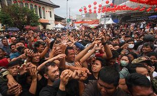 4.000 Kue Keranjang Disebar, Begini Kemeriahan Kirab Budaya Grebeg Sudiro Solo