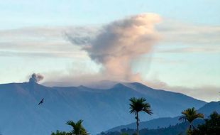 Gunung Marapi Sumbar Erupsi, Muntahkan Abu Vulkanik Setinggi 800 Meter